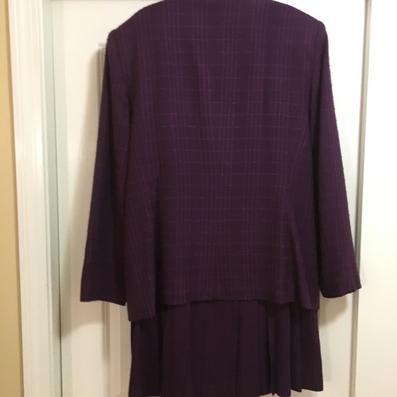 Two piece suit - Picture 3 of 4